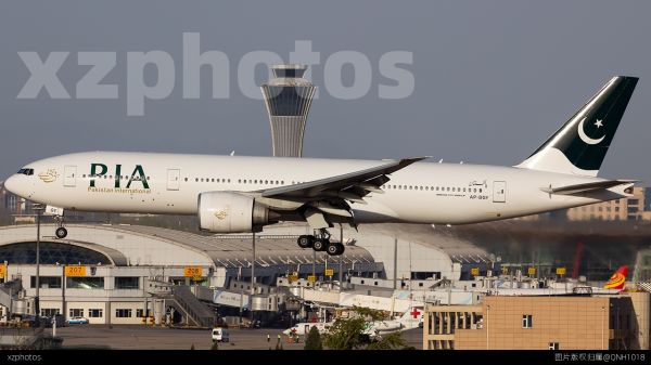 前波音777-200LR原型机