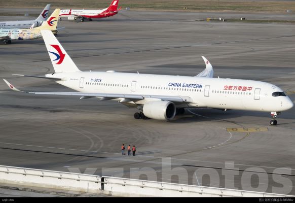 东航A350离港