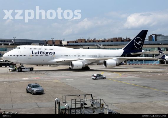 Lufthansa B747-430