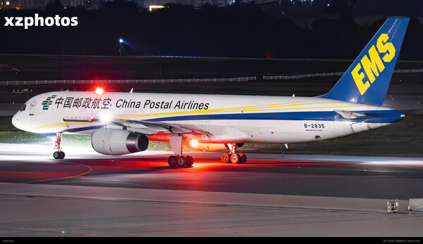 邮政航空波音757夜间滑行