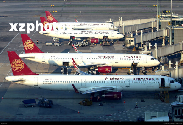 停机坪上的四架吉祥航空