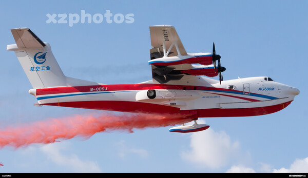 AG600M执行洒水表演任务