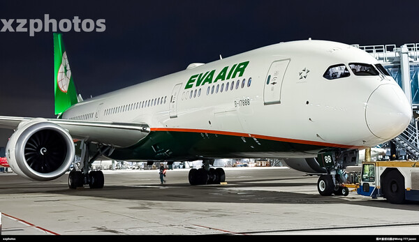 长荣航空一架注册号为B-17888的波音787-9在台北桃园国际机场地面作业时R2门紧急滑梯被释放