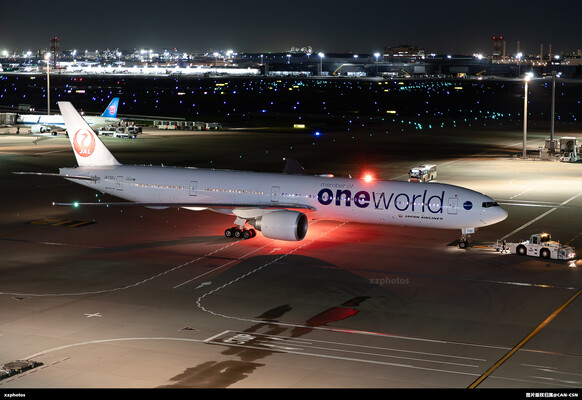 全球首架77W退役