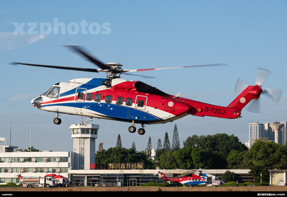 黄金光直升机降落