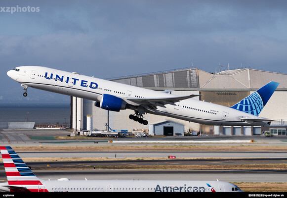 United Airlines B777-300ER in Rhapsody Blue