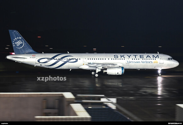 台北雨夜遇上银色涂装