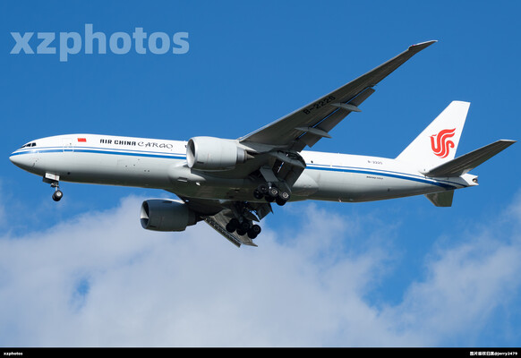 国货航777-200LRF清晨降落浦东国际机场