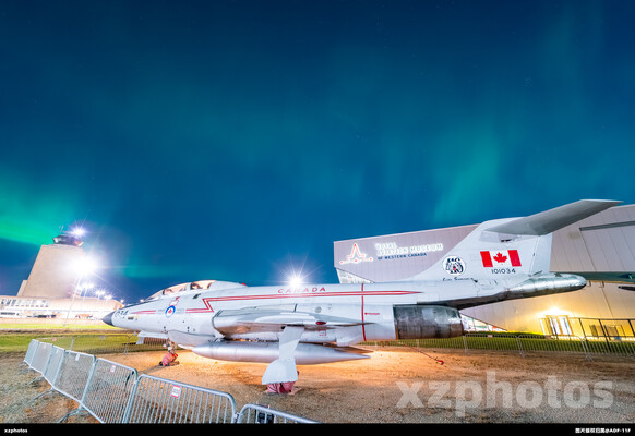 极光下的战斗机