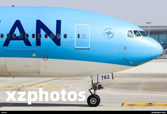 大韩航空新涂装的波音777-300ER首次到访西安