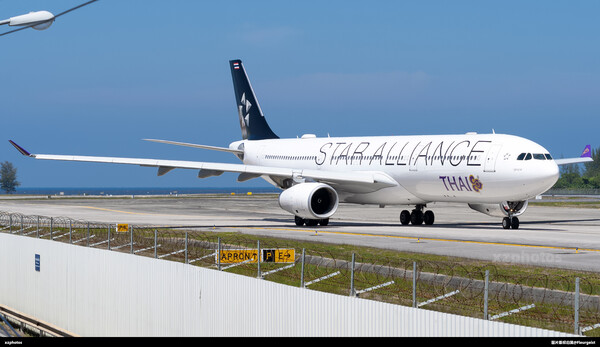泰航星盟涂装到访普吉机场