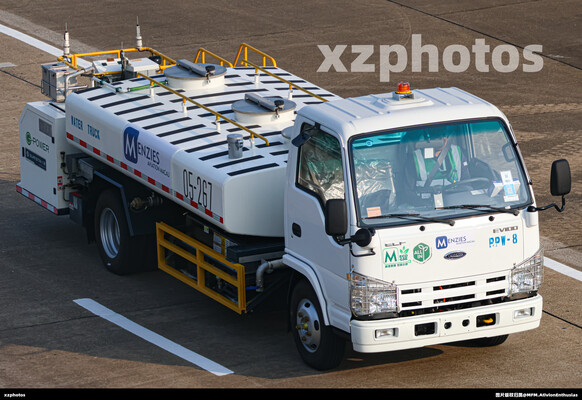 金光里的澳门地勤车