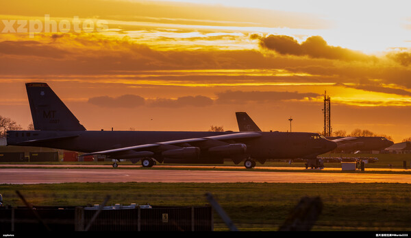 黄昏下等待轰炸伊朗的机群