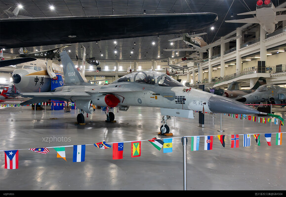 东亚首架自研双座三代机