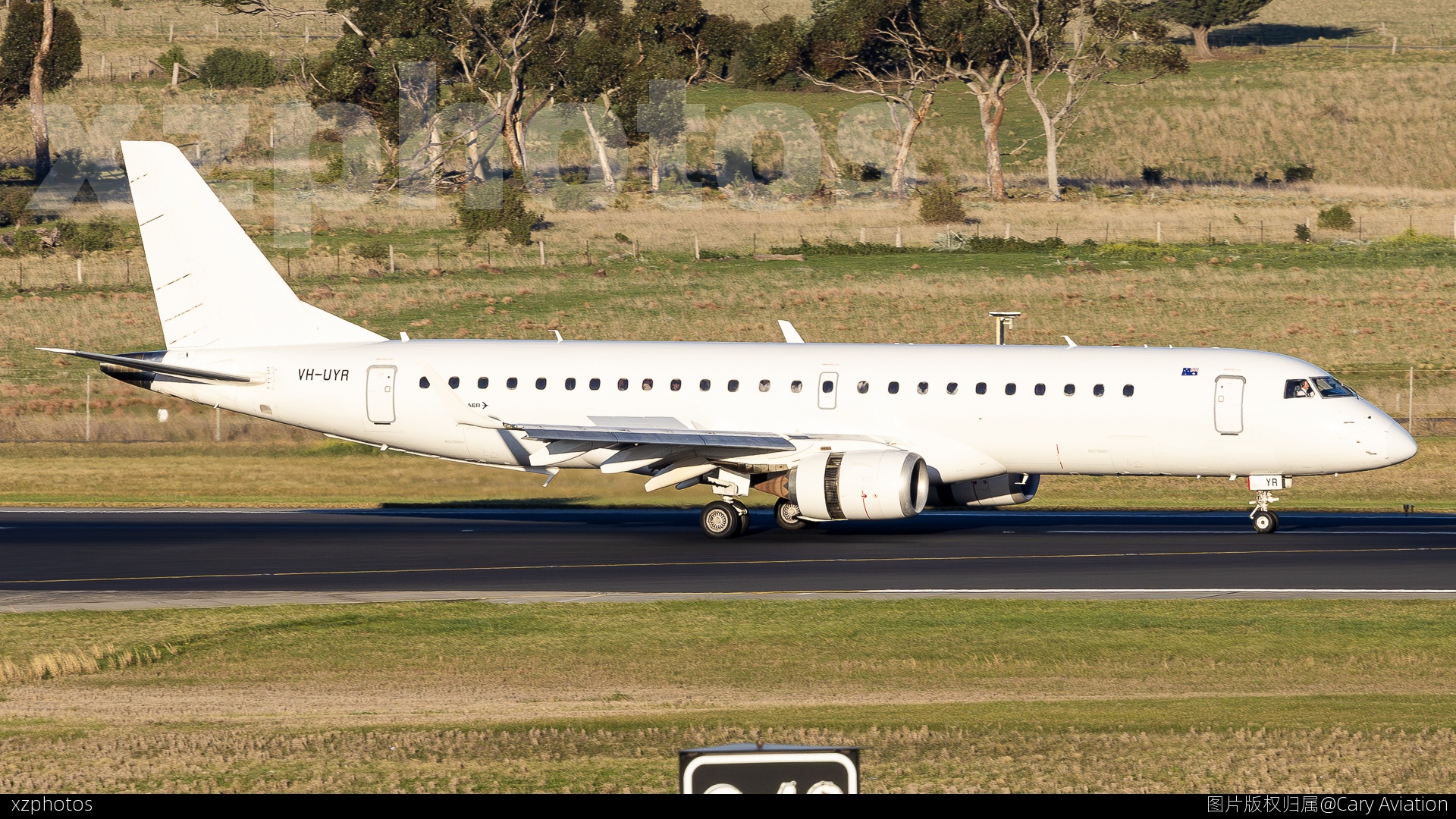 VH-UYR
