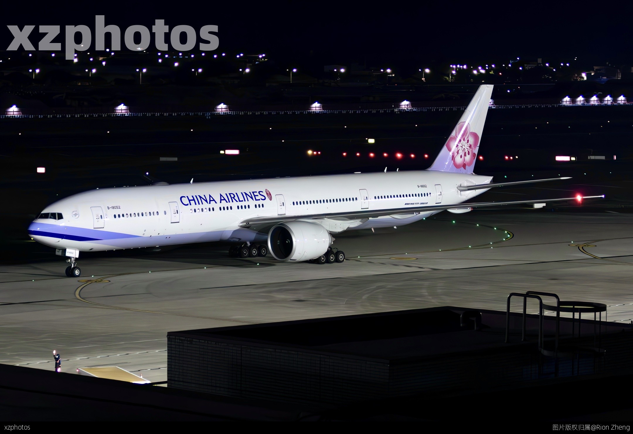 A CI77W taxing at TPE