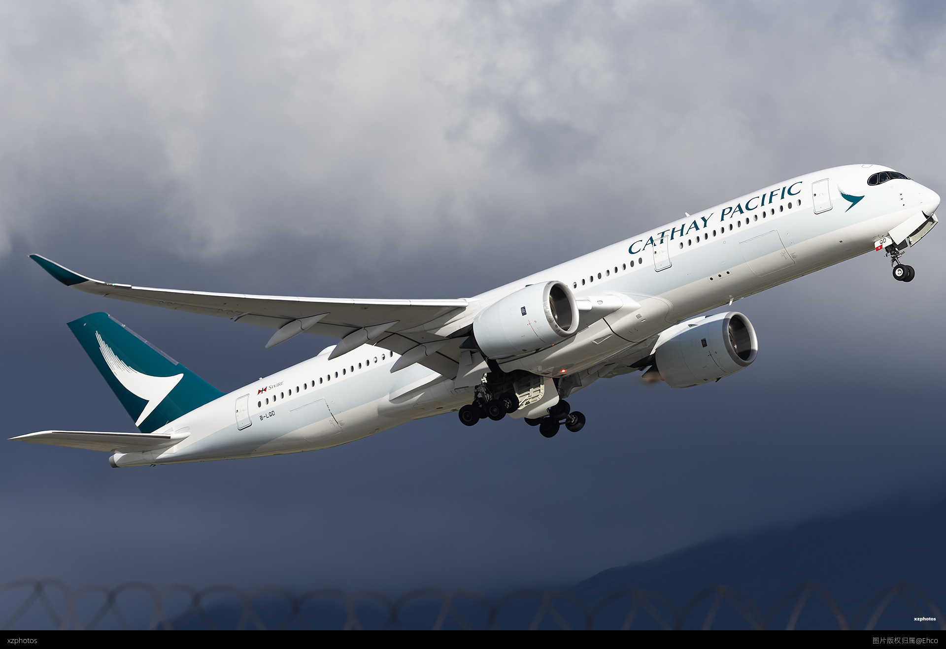 国泰A350在乌云天气之下起飞