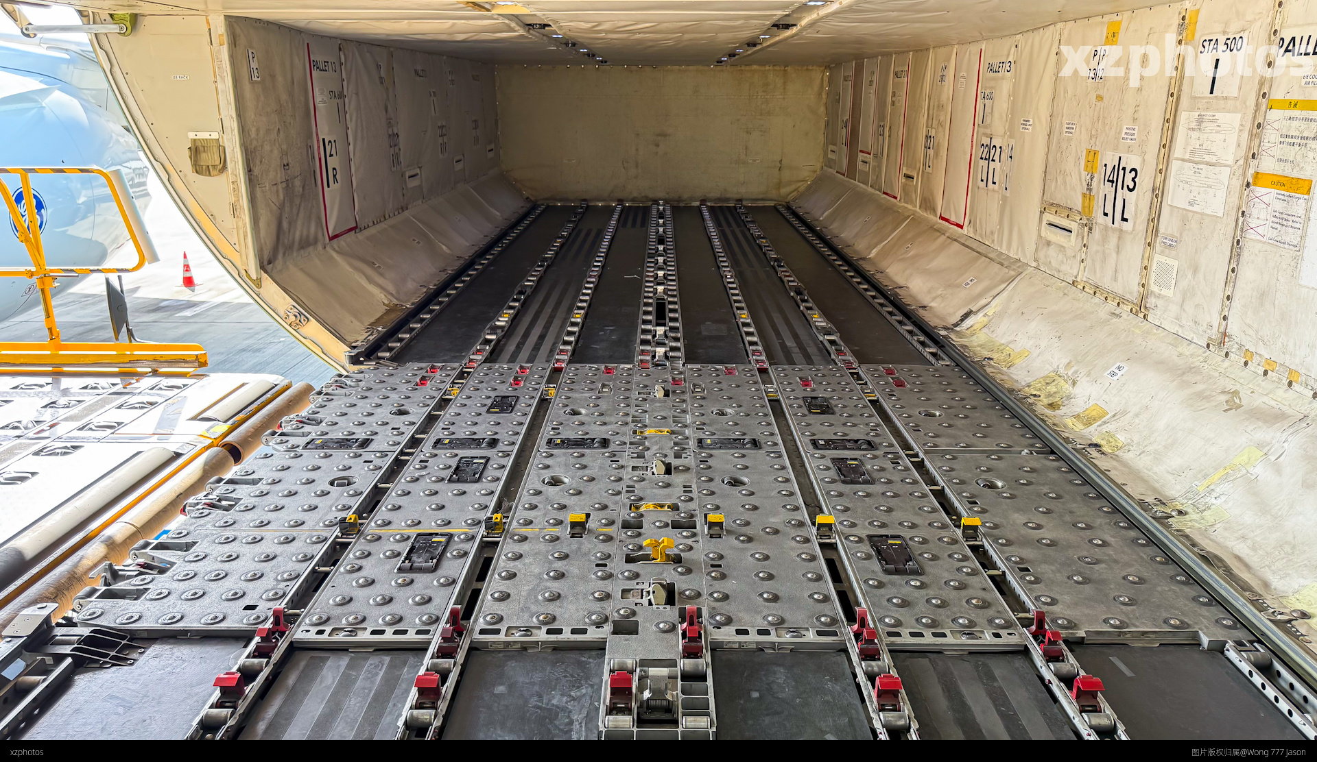 B-2727货舱