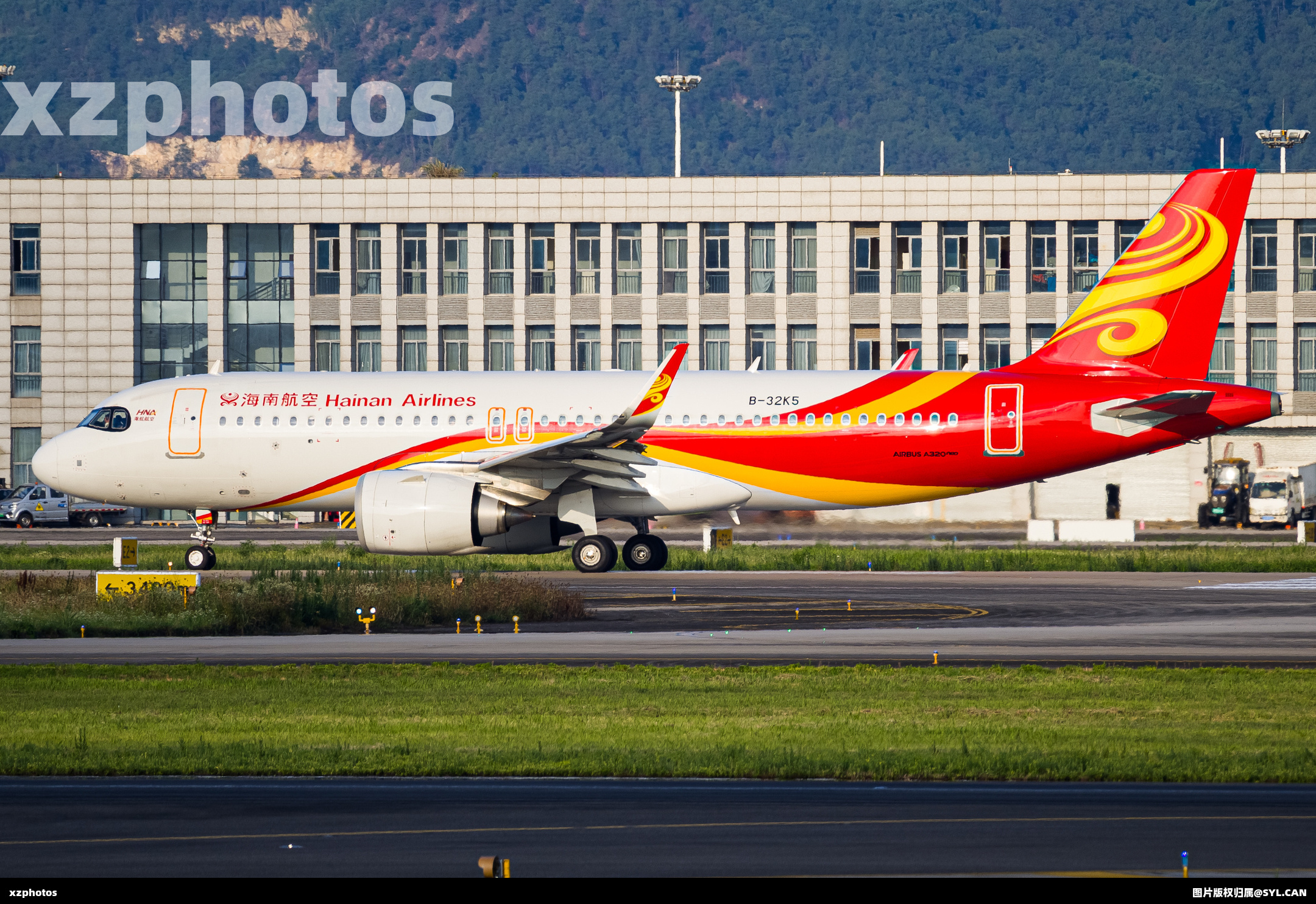 夕阳下的海航A320neo