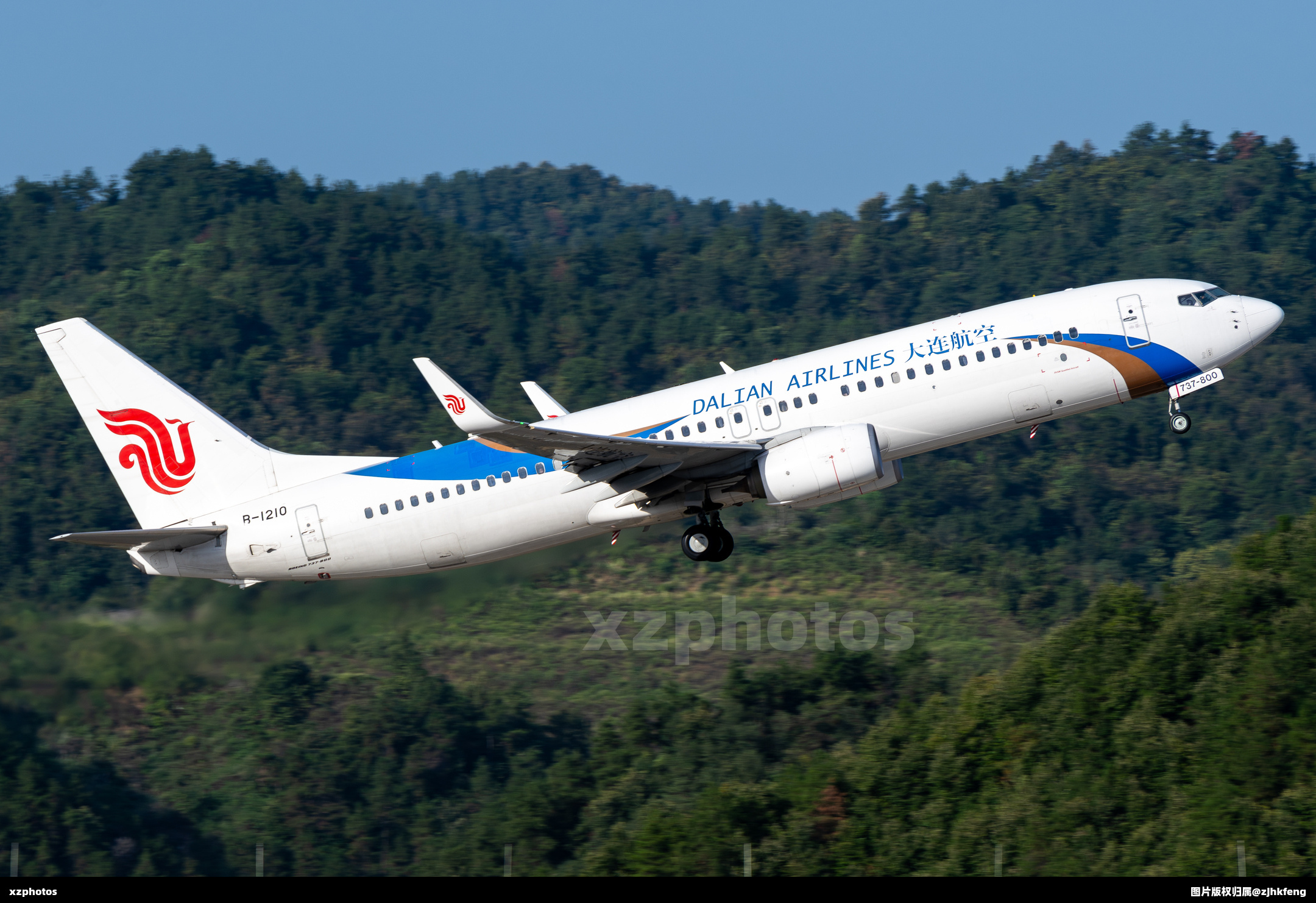 小城市机场特有的山景