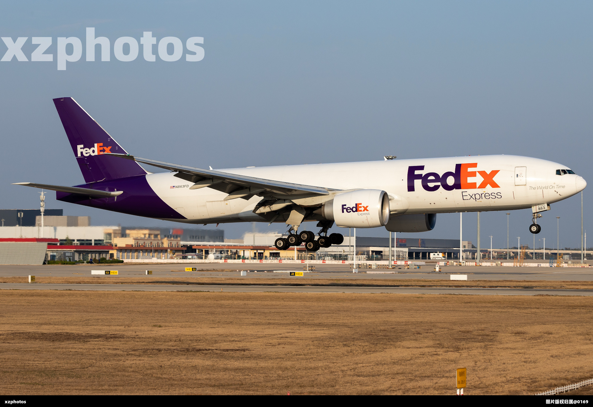 黄金光下降落的FedEx