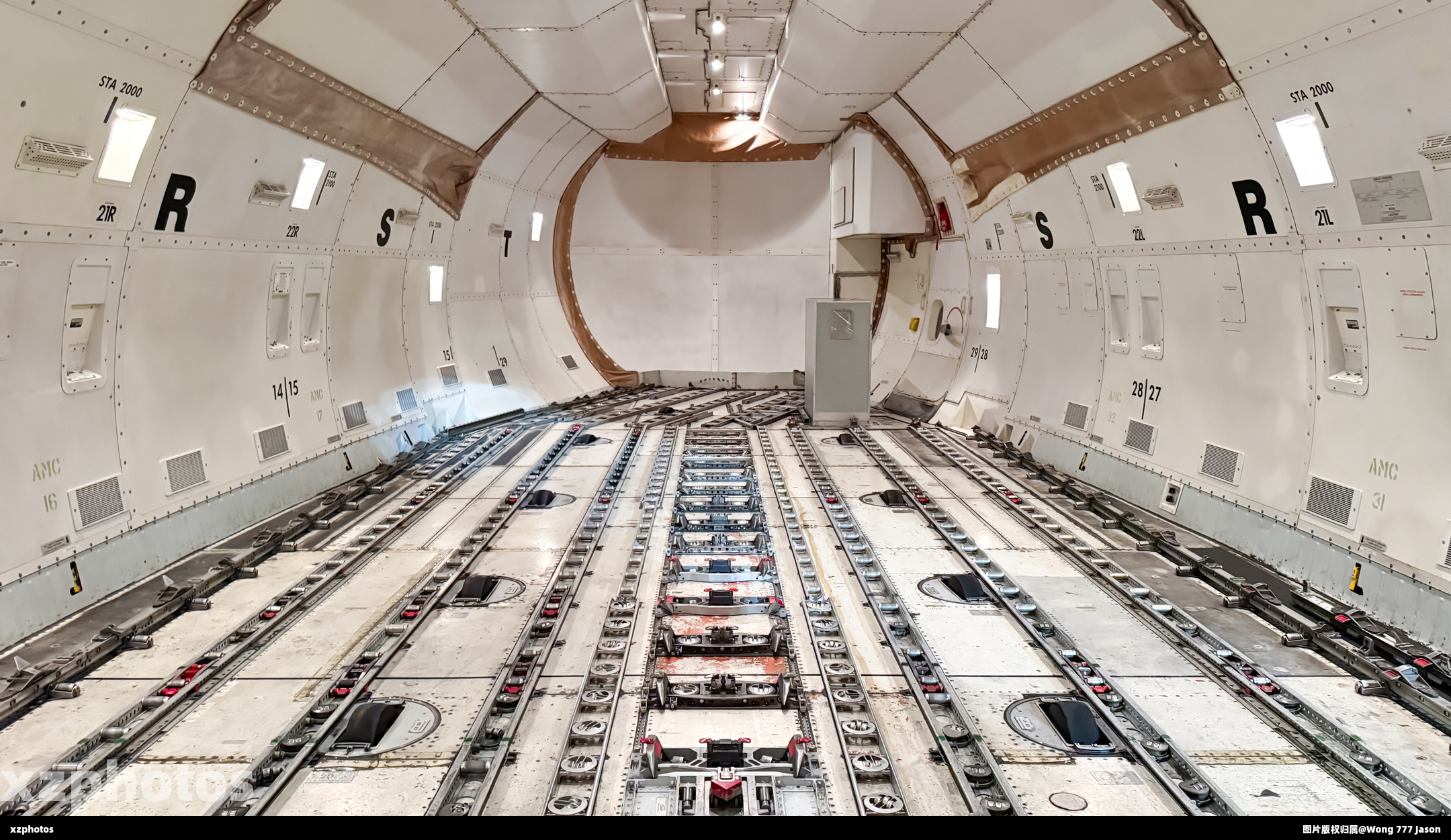 一架27年的747货机内部