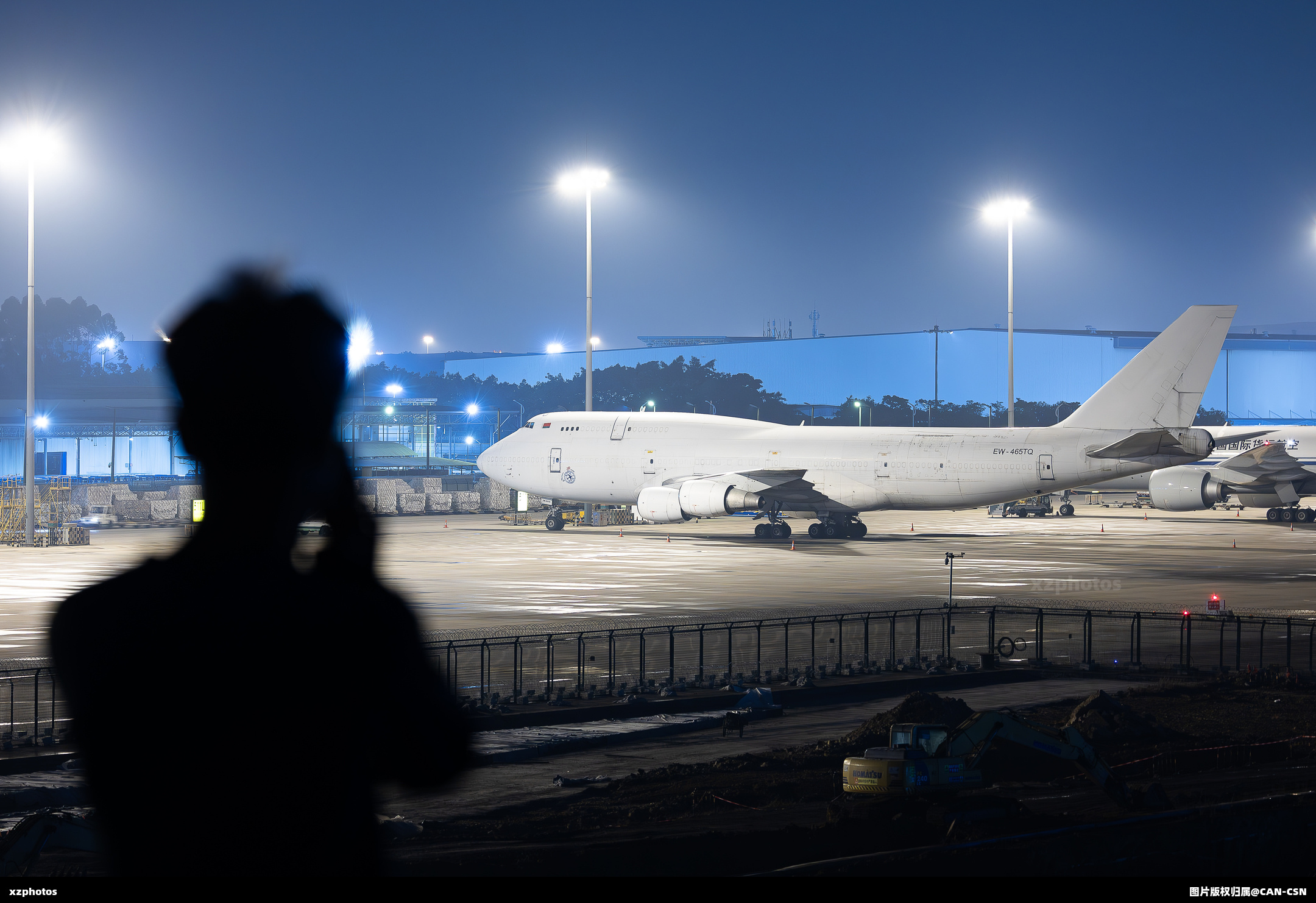 与世界上最后一架743合影