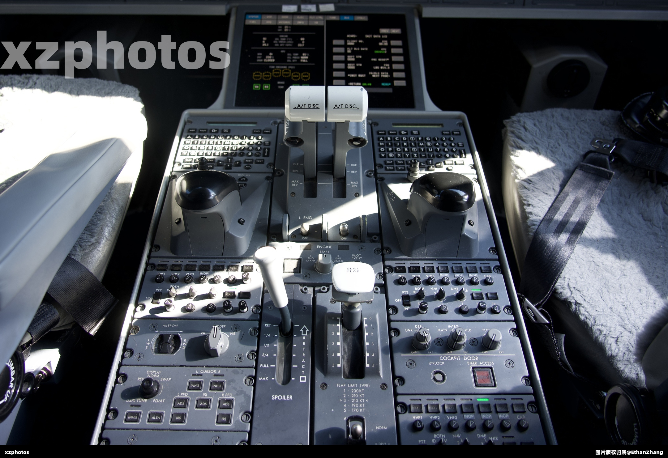 A220驾驶舱下方照片