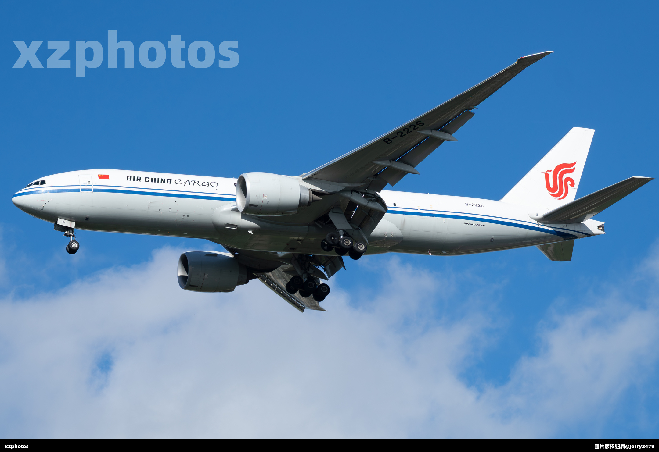 国货航777-200LRF清晨降落浦东国际机场