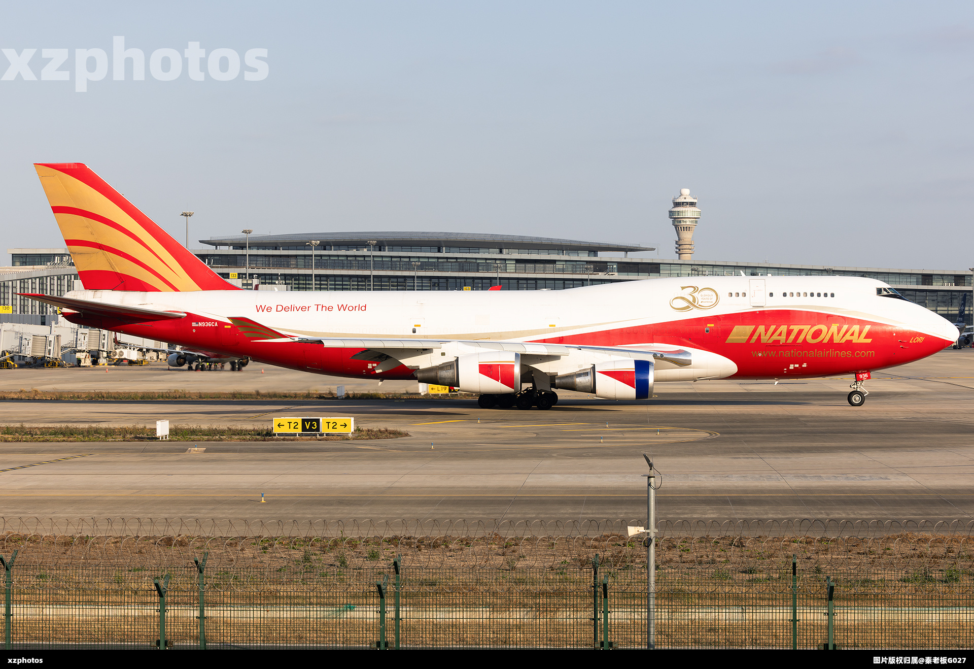 黄金光下的灭火机