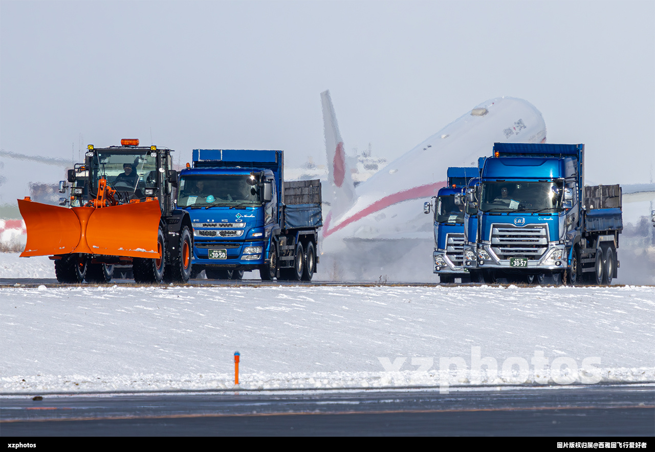 日本空军一号在背景中腾空而起