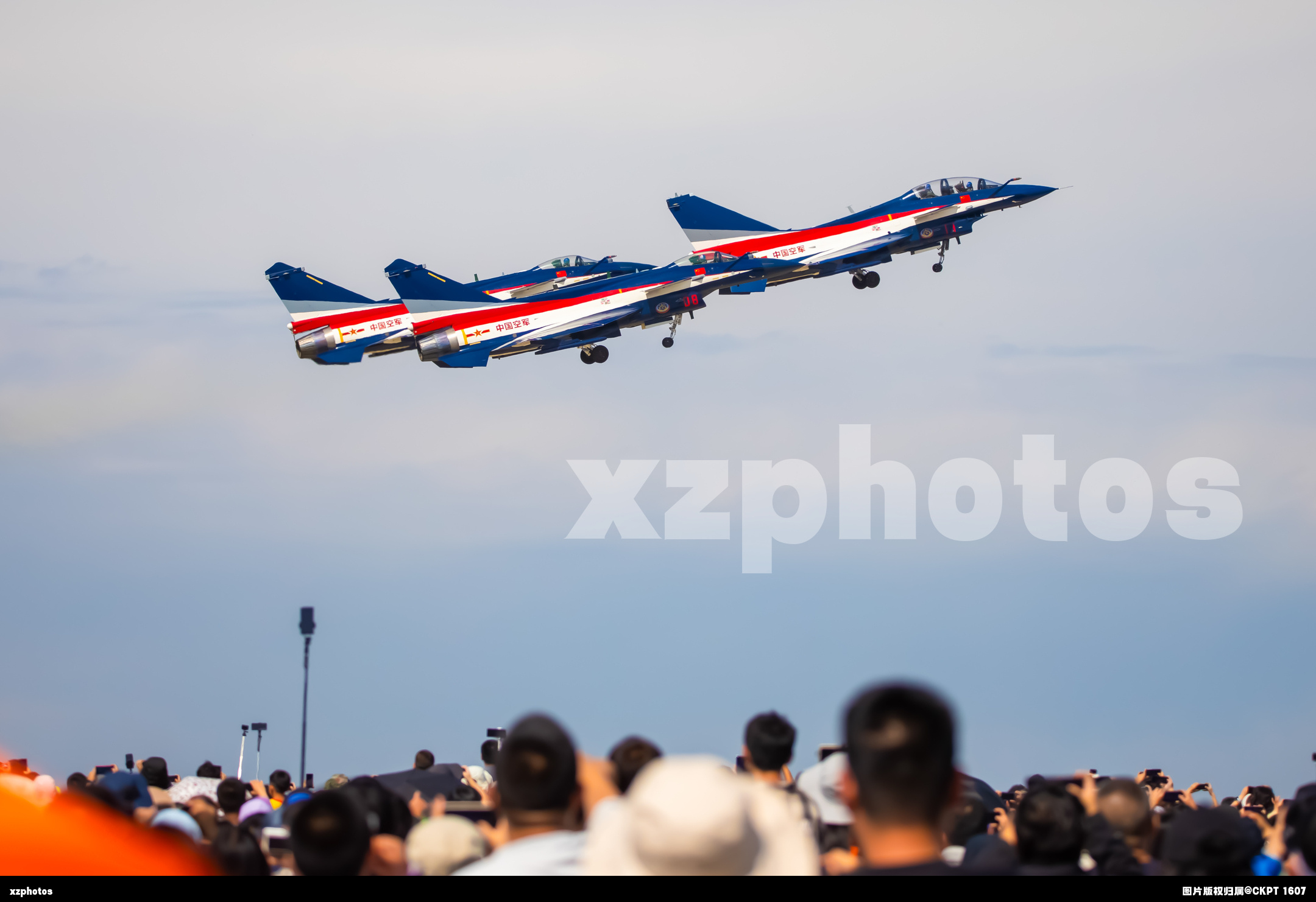 八一飞行表演队编队起飞