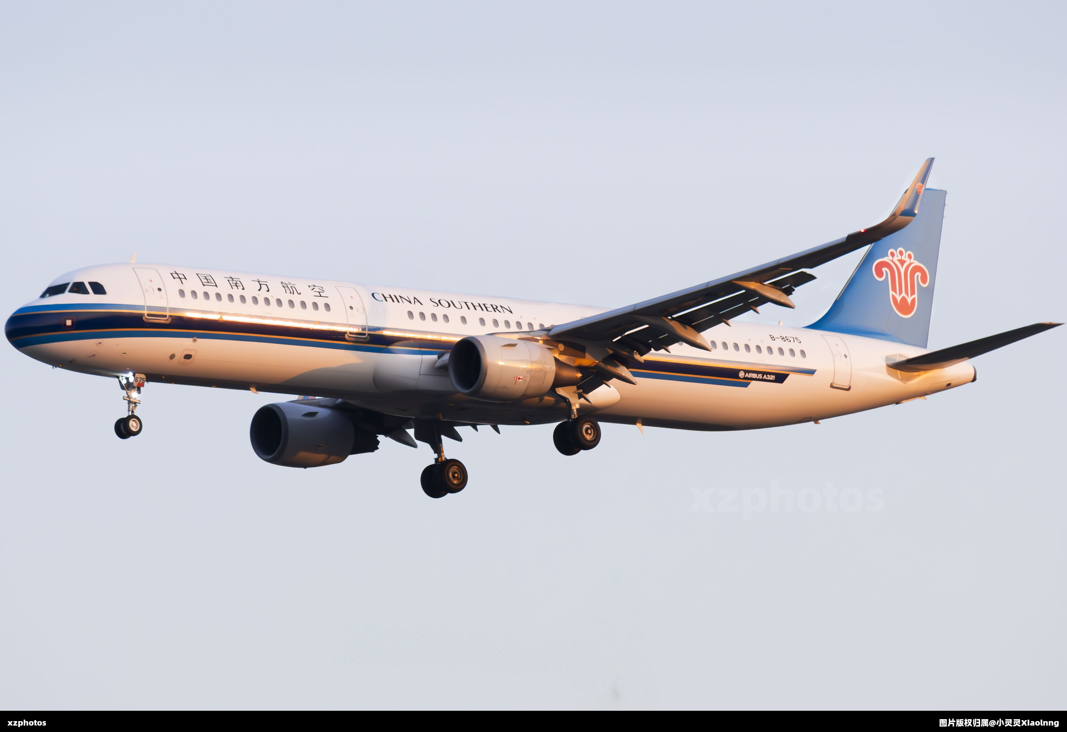 南航A321迎着金光进港