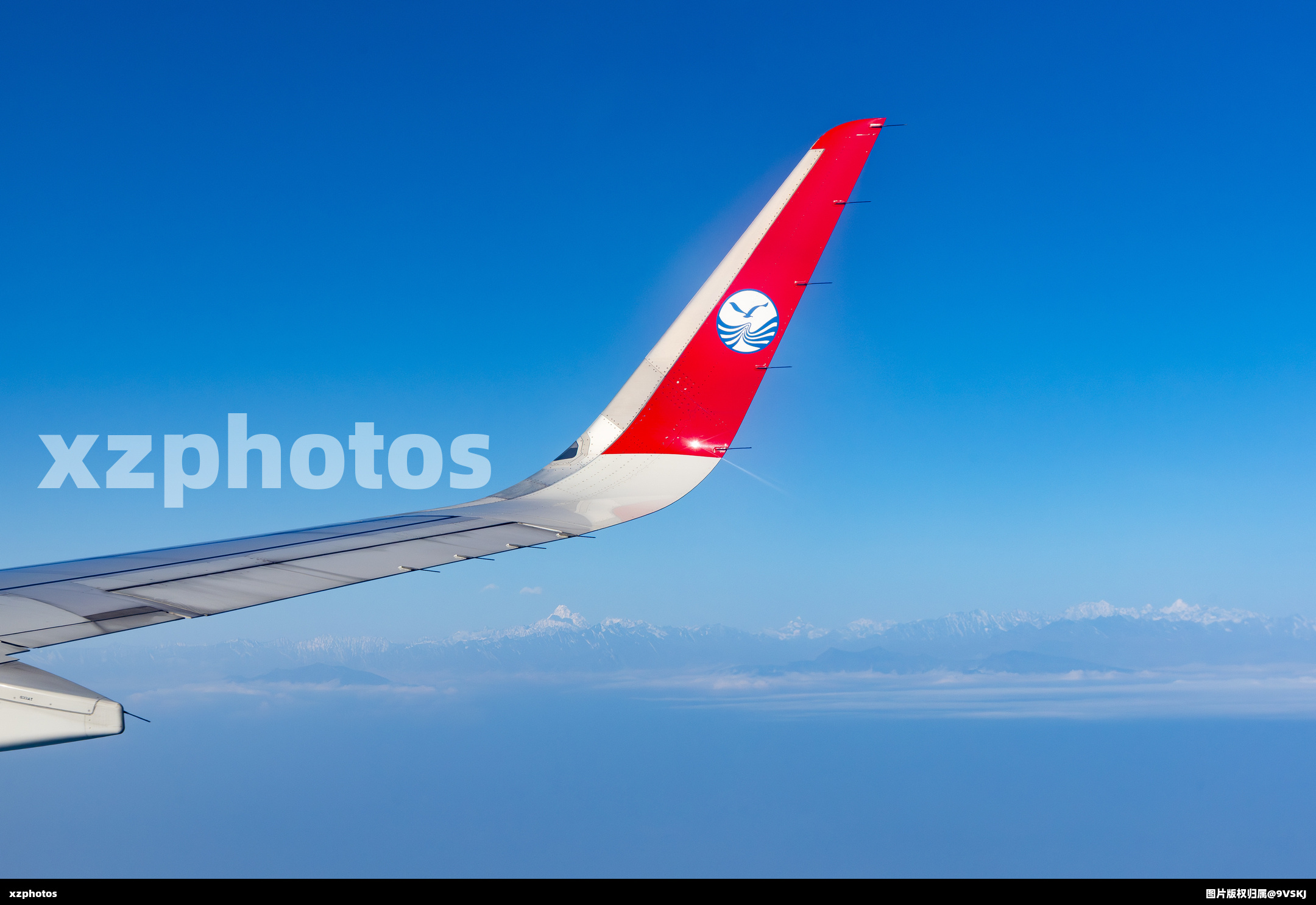 翼梢掠过川西雪山