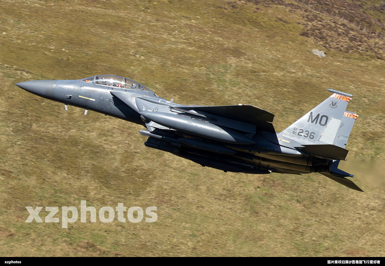 来自山之家空军基地的90-0236首次现身海外