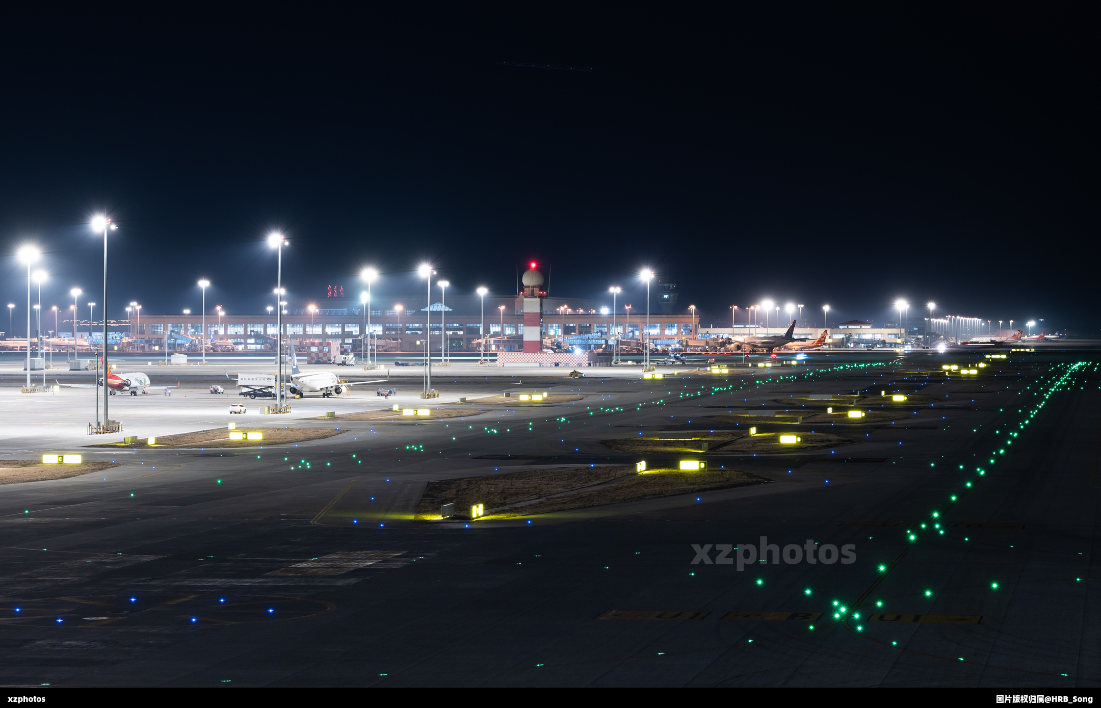 夜色下的哈尔滨太平国际机场